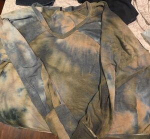 Tie-Dye V-Neck Women's Sweater in Olive & Blue